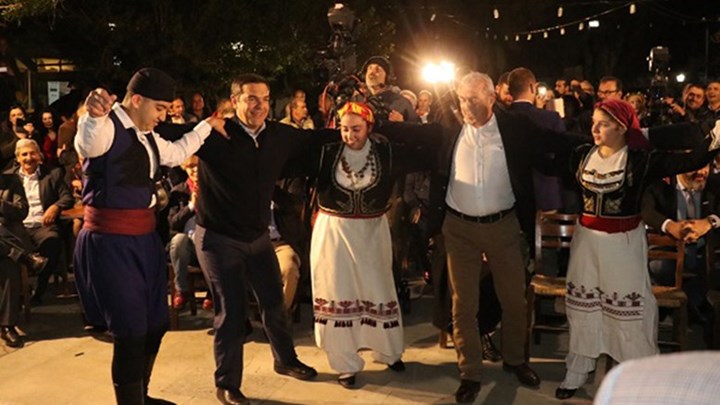 Οι κρητικοί χοροί Τσίπρα – Πολάκη στο Χουδέτσι – ΦΩΤΟ