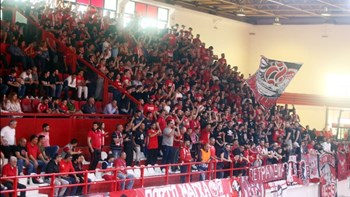 Πέταξαν πάλι… μπουγάτσες οι οπαδοί του Ολυμπιακού – ΦΩΤΟ