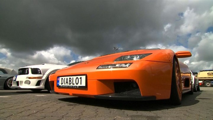 Περισσότερα από 100 πολυτελή αυτοκίνητα κατασχέθηκαν – Έκαναν “κόντρες” στους δρόμους αγγίζοντας τα 250 χλμ – ΒΙΝΤΕΟ