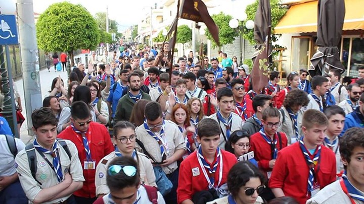 Οι έφηβοι πρόσκοποι τοποθετούνται για το εκπαιδευτικό σύστημα