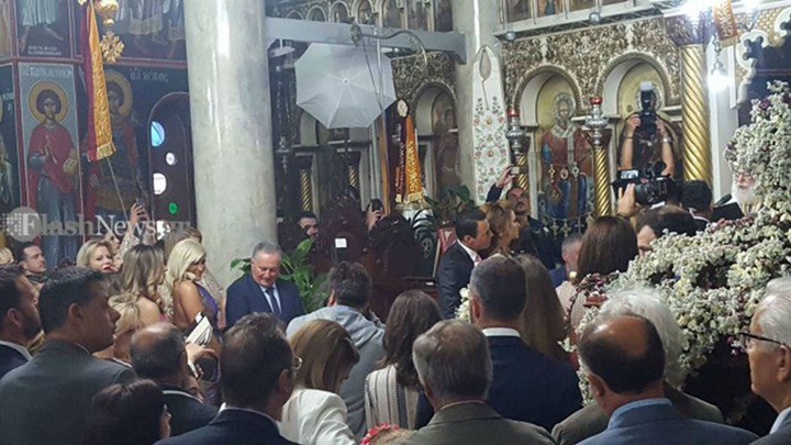 Κουμπάρα στην Κρήτη η Μαρία Μενούνος – ΒΙΝΤΕΟ – ΦΩΤΟ