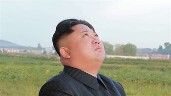 Ο Κιμ Γιονγκ Ουν επίβλεψε στρατιωτικά γυμνάσια με δοκιμαστικές βολές πυραύλων