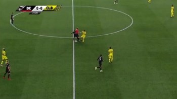 Διαιτητής έκανε… φάουλ, μπήκε γκολ και το ακύρωσε μέσω VAR – ΒΙΝΤΕΟ