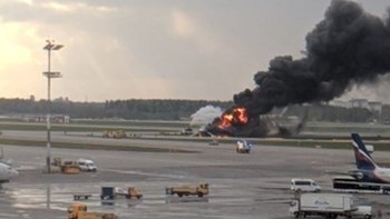 Αεροπλάνο τυλίχθηκε στις φλόγες στο αεροδρόμιο της Μόσχας