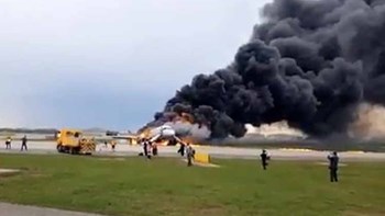 Ένας νεκρός από τη φωτιά σε αεροπλάνο στο αεροδρόμιο της Μόσχας – ΦΩΤΟ – ΒΙΝΤΕΟ