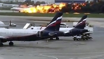 Ανείπωτη θλίψη – Δύο παιδιά μεταξύ των 13 θυμάτων από τη φωτιά σε αεροσκάφος στη Μόσχα