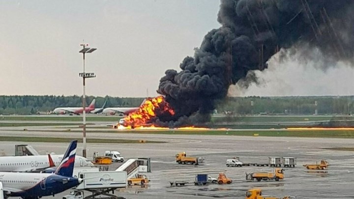 Τραγωδία στη Μόσχα: Δείτε το σοκαριστικό βίντεο που κατέγραψε επιβάτης μέσα από το φλεγόμενο αεροπλάνο