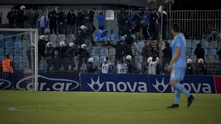 Τα ΜΑΤ απέτρεψαν “ντου” στα επίσημα των Ζωσιμάδων – ΦΩΤΟ