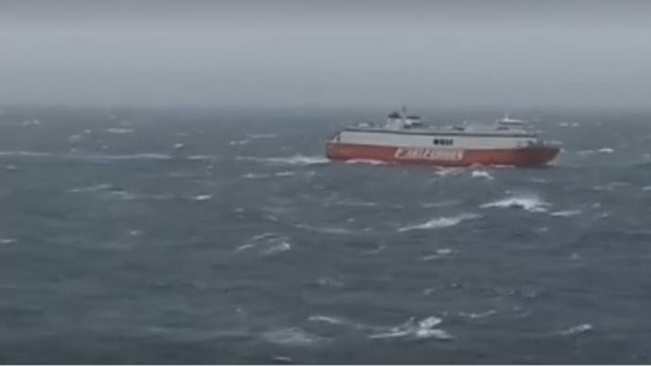 Πλοίο παλεύει με τα κύματα στην Τήνο – ΒΙΝΤΕΟ