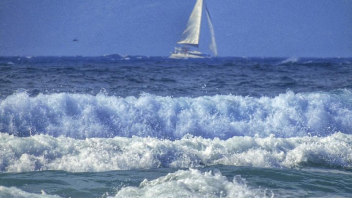SOS από ακυβέρνητο ιστιοφόρο στα ανοικτά της Τήνου