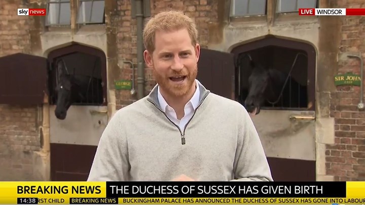 Συγκινημένος και πανευτυχής ο πρίγκιπας Χάρι με τον ερχομό του γιου του – ΒΙΝΤΕΟ