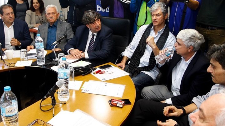 Παπαδόπουλος σε Αγγελόπουλους: Γραφτήκατε στο βιβλίο Γκίνες που φύγατε στο ημίχρονο