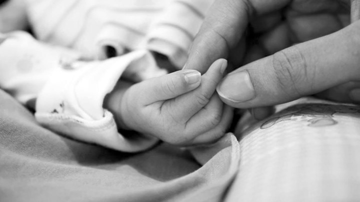 Ελεύθερος ο πατέρας που τραυμάτισε θανάσιμα το μωρό του με το κινητό