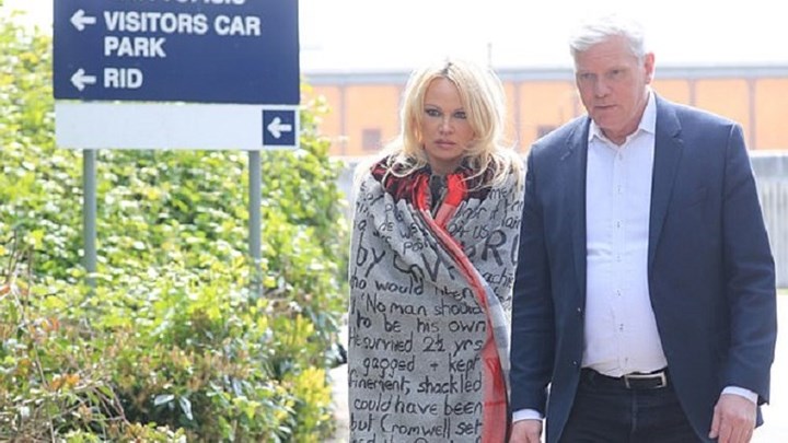 Νέα έκκληση της Πάμελα Άντερσον για τον Τζούλιαν Ασάνζ – ΒΙΝΤΕΟ