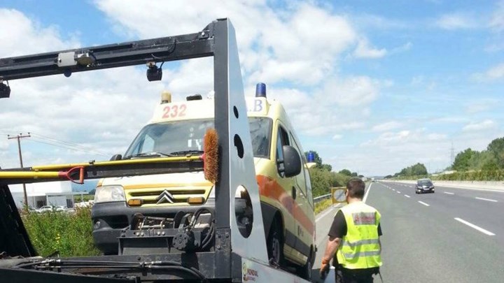 Λάστιχο ασθενοφόρου του ΕΚΑΒ «έσκασε» στην Εθνική Οδό – ΦΩΤΟ