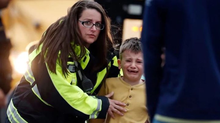 Τρόμος στο Κολοράντο – Δύο νεαροί άνοιξαν πυρ μέσα σε λύκειο σκοτώνοντας έναν συμμαθητή τους – Άλλα επτά άτομα τραυματίστηκαν – ΦΩΤΟ