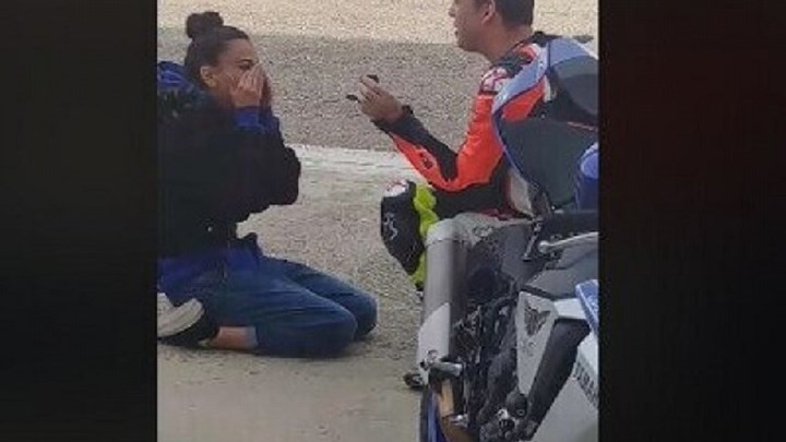 Της έκανε πρόταση γάμου στην πίστα του αυτοκινητοδρομίου Σερρών – BINTEO