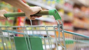 ΦΠΑ 13% σε τρόφιμα και εστίαση – Πού θα μειωθούν οι τιμές