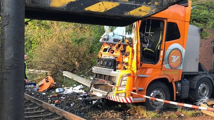 Σύγκρουση τρένου με φορτηγό στη Γερμανία – Τουλάχιστον είκοσι τραυματίες – ΦΩΤΟ