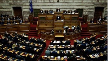 Ένταση στη Βουλή στη συζήτηση για τις 120 δόσεις