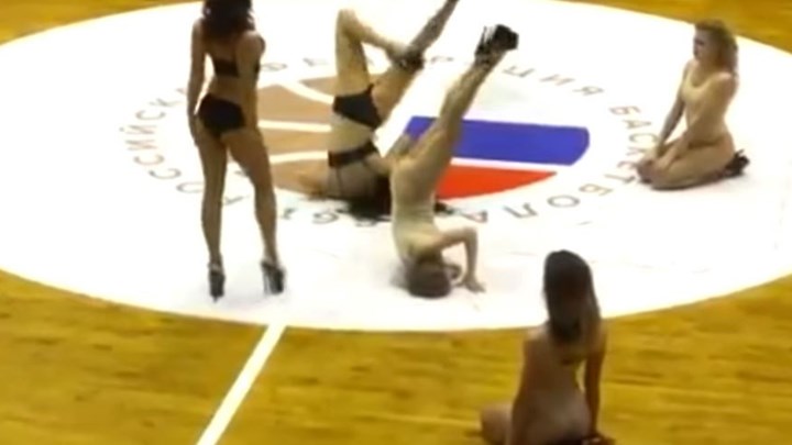 Ρωσίδες τσιρλίντερ έκαναν στριπτίζ στον τελικό και έγινε… – ΒΙΝΤΕΟ