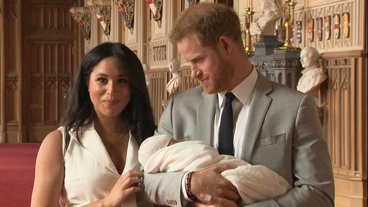 Η βασίλισσα Ελισάβετ η πρώτη της οικογένειας που θα συναντήσει επίσημα τον όγδοο δισέγγονό της