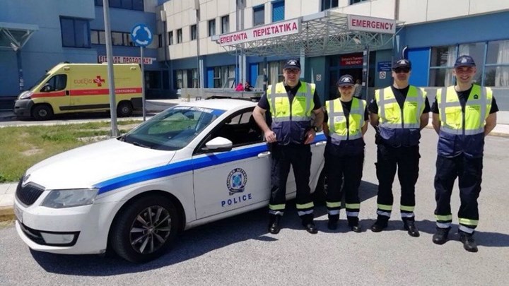 Αγοράκι γεννήθηκε έξω από Αστυνομικό Τμήμα – Διασώστες του ΕΚΑΒ και αστυνομικοί βοήθησαν στη γέννα