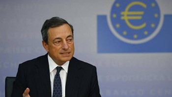 Ντράγκι: Οι ελληνικές τράπεζες να συνεχίσουν τις προσπάθειες για μείωση των “κόκκινων” δανείων