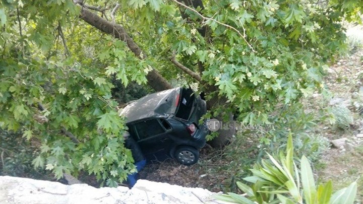 Αυτοκίνητο έκανε «βουτιά» σε γκρεμό στην Κρήτη – ΦΩΤΟ