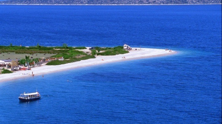 Μόνο για πολύ θαρραλέους το κολύμπι στις ελληνικές θάλασσες αυτήν την εποχή –  Τι δείχνουν τα στοιχεία