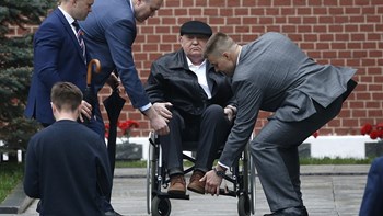 Φανερά καταβεβλημένος ο Γκορμπατσόφ στην 74η επέτειο της νίκης επί της ναζιστικής Γερμανίας – ΦΩΤΟ