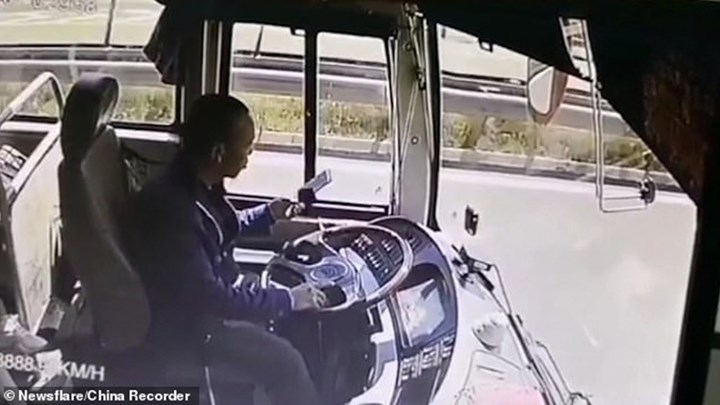 Σοκαριστικό τροχαίο στην Κίνα: Οδηγός λεωφορείου κοιτούσε το κινητό του και προκάλεσε ατύχημα – ΒΙΝΤΕΟ – ΦΩΤΟ