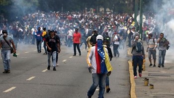 Δύο βουλευτές της αντιπολίτευσης της Βενεζουέλας κατέφυγαν σε ξένες πρεσβείες