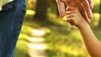 Τη δεύτερη δόση του επιδόματος παιδιού περιμένουν οι δικαιούχοι – Πότε θα καταβληθεί