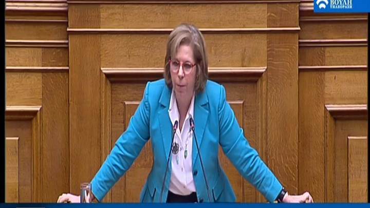 Το ατύχημα της Έυης Χριστοφιλοπούλου στη Βουλή – ΒΙΝΤΕΟ
