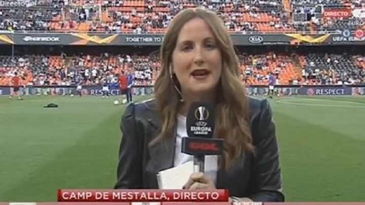 Δημοσιογράφος “έφαγε” την μπάλα στο κεφάλι και σωριάστηκε – ΒΙΝΤΕΟ