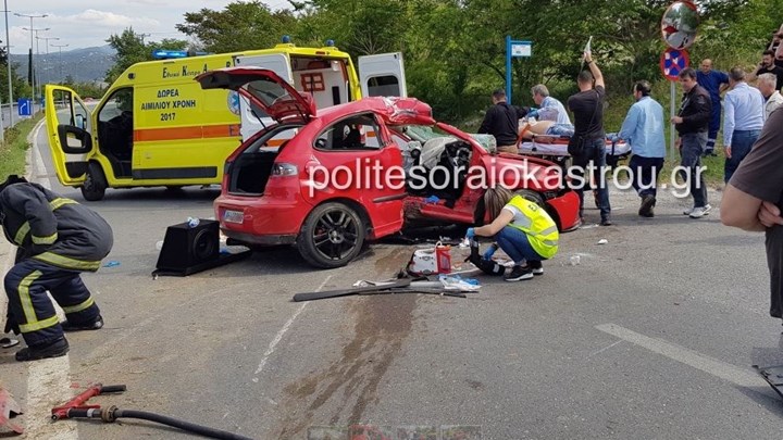 Αυτοκίνητο “καρφώθηκε” σε κολόνα φωτισμού – ΦΩΤΟ