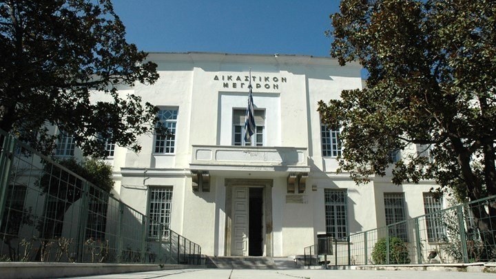 Κατήγγειλε το αφεντικό της στο ΙΚΑ και εκείνος την άρπαξε από το λαιμό