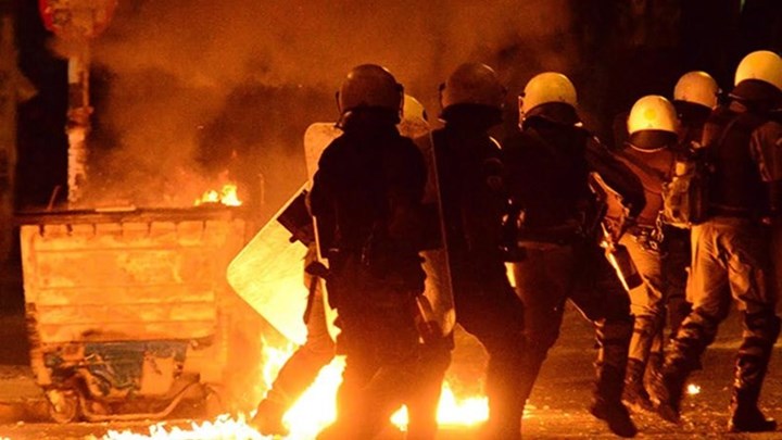 Νύχτα έντασης στα Εξάρχεια-  Μπαράζ επιθέσεων με μολότοφ κατά αστυνομικών