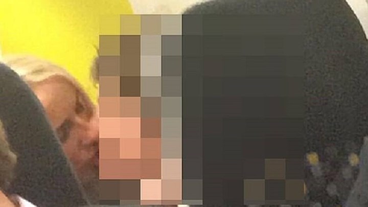 Σάλος με καθηγήτρια στη Βρετανία – Φίλησε μαθητή μέσα σε τρένο – ΦΩΤΟ