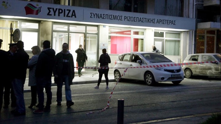 Επίθεση με μολότοφ στα γραφεία του ΣΥΡΙΖΑ στην Κουμουνδούρου – Ένταση και στα Εξάρχεια