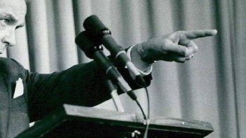 Ο ξύλινος πολιτικός λόγος και η φράξια της πλάκας