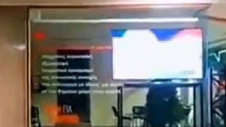 Σάλος στη Λάρισα: Τηλεόραση σε εκλογικό κέντρο υποψηφίου έπαιζε πορνό – ΒΙΝΤΕΟ