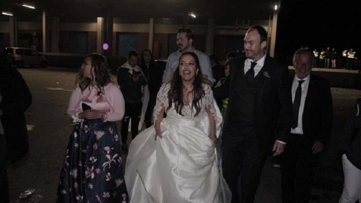 Νύφη παράτησε το γλέντι του γάμου για να πανηγυρίσει στον Λευκό Πύργο την κατάκτηση του Κυπέλλου Ελλάδας – ΦΩΤΟ