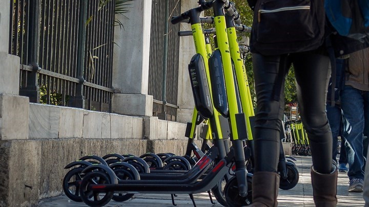 Ηλεκτρονικά πατίνια: Ποιοι και πότε θα πληρώνουν “τσουχτερά” πρόστιμα