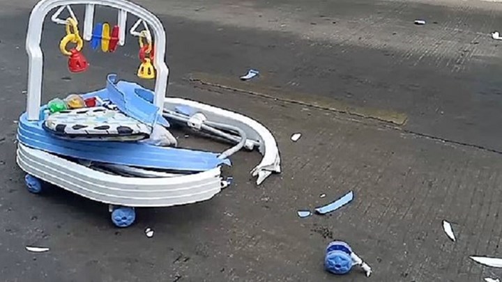 Σοκ: Μωρό με τη στράτα βγήκε στον δρόμο και σκοτώθηκε από φορτηγό – ΦΩΤΟ – ΒΙΝΤΕΟ