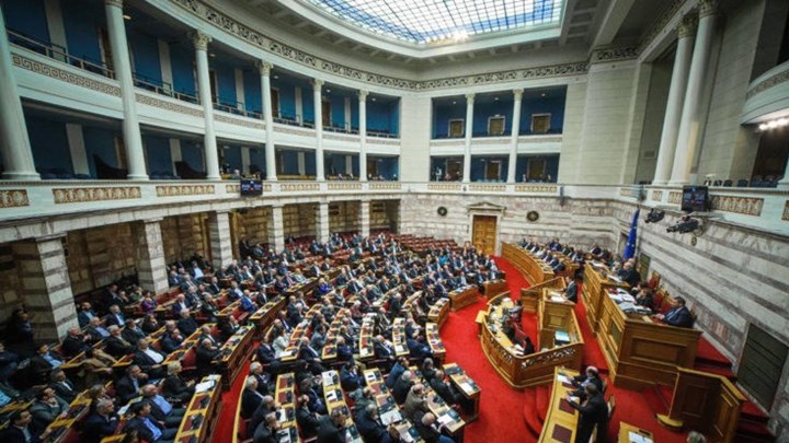 Σήμερα στη Βουλή η 13η σύνταξη – Στο νομοσχέδιο για τις 120 δόσεις