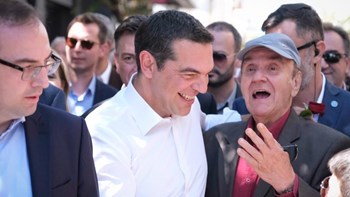 Με αεροπλάνο της γραμμής ο Τσίπρας στα Γιάννενα – Καθυστέρησε να αποβιβαστεί λόγω… selfies