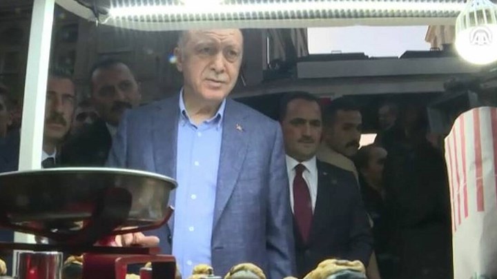 Ο διάλογος του Ερντογάν με έναν καστανά και… το βλέμμα του Σουλτάνου που έγινε viral – ΒΙΝΤΕΟ