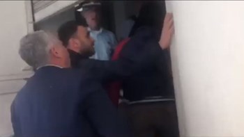 Γιαννάκος σε Πολάκη: Έλα να πάρεις τη ντουντούκα, κότα – Επεισόδιο έξω από το υπουργείο Υγείας – ΒΙΝΤΕΟ